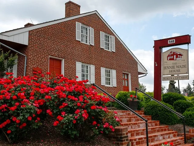 Jennie Wade House con exterior de ladrillos, puertas rojas y letrero