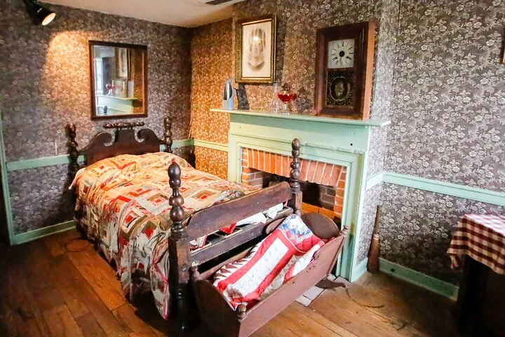 Interior del dormitorio en la Jennie Wade House con muebles antiguos