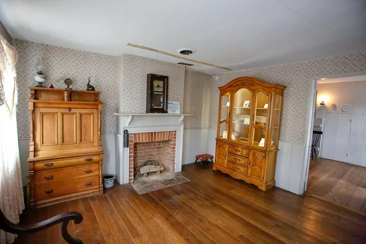 Interior de la sala en la Jennie Wade House con muebles antiguos y chimenea